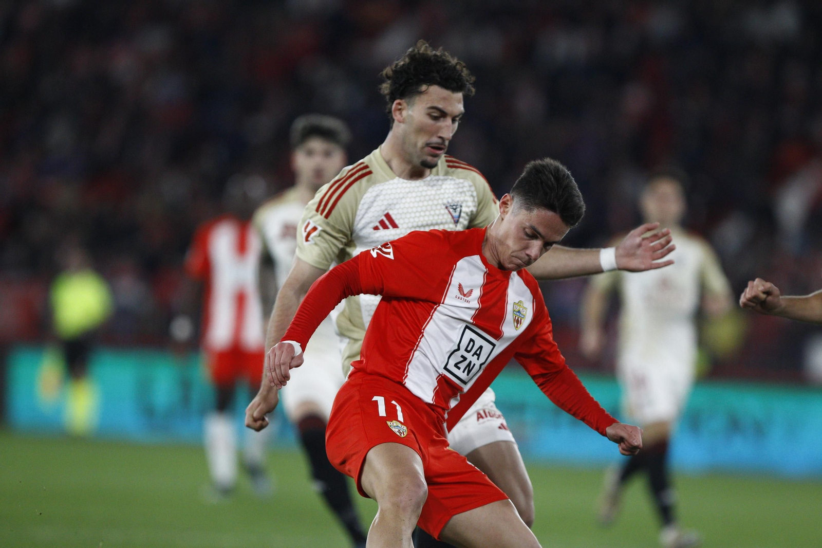 La U.D. Almería se impone por 1-0 al C.D. Mirandés y alcanza la segunda plaza, en imágenes