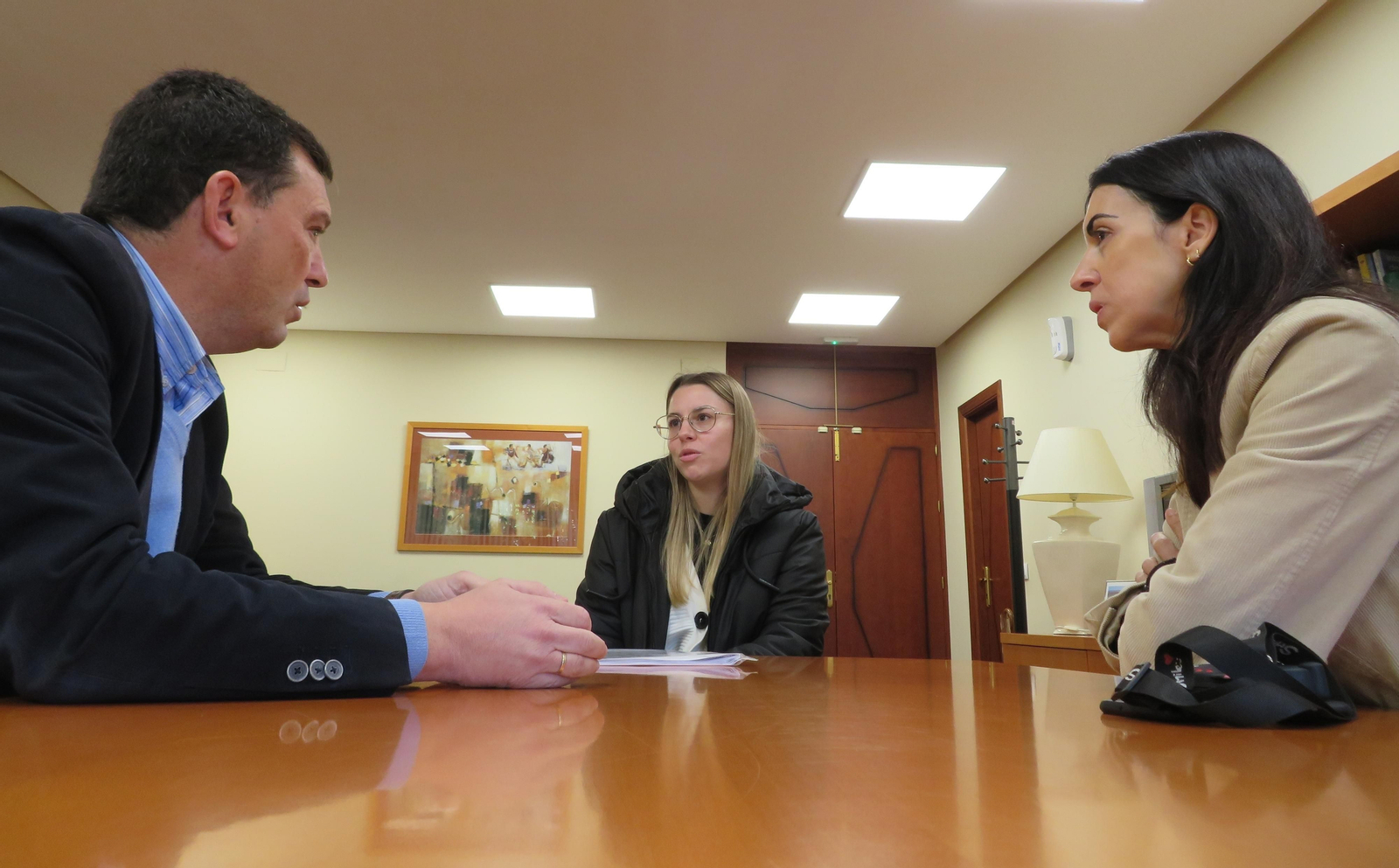 La joven empresaria Selenia Limón en un encuentro con Alberto Santana.