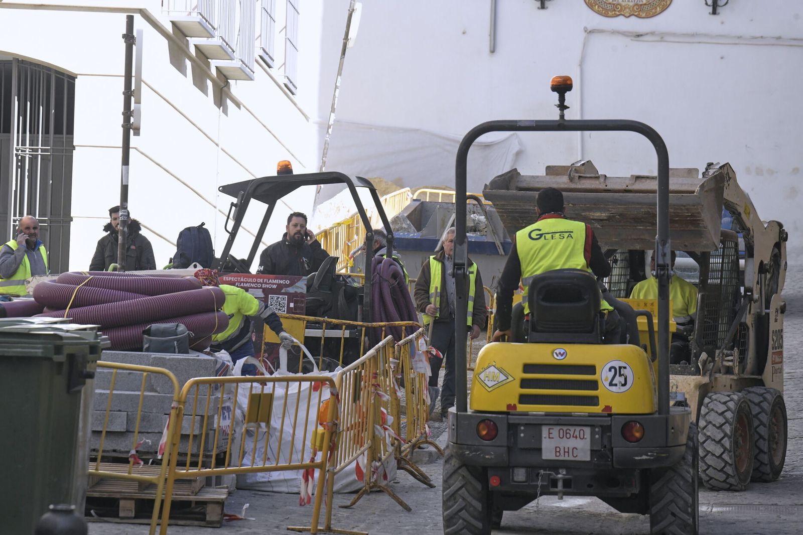 Varias personas trabajan en una obra.