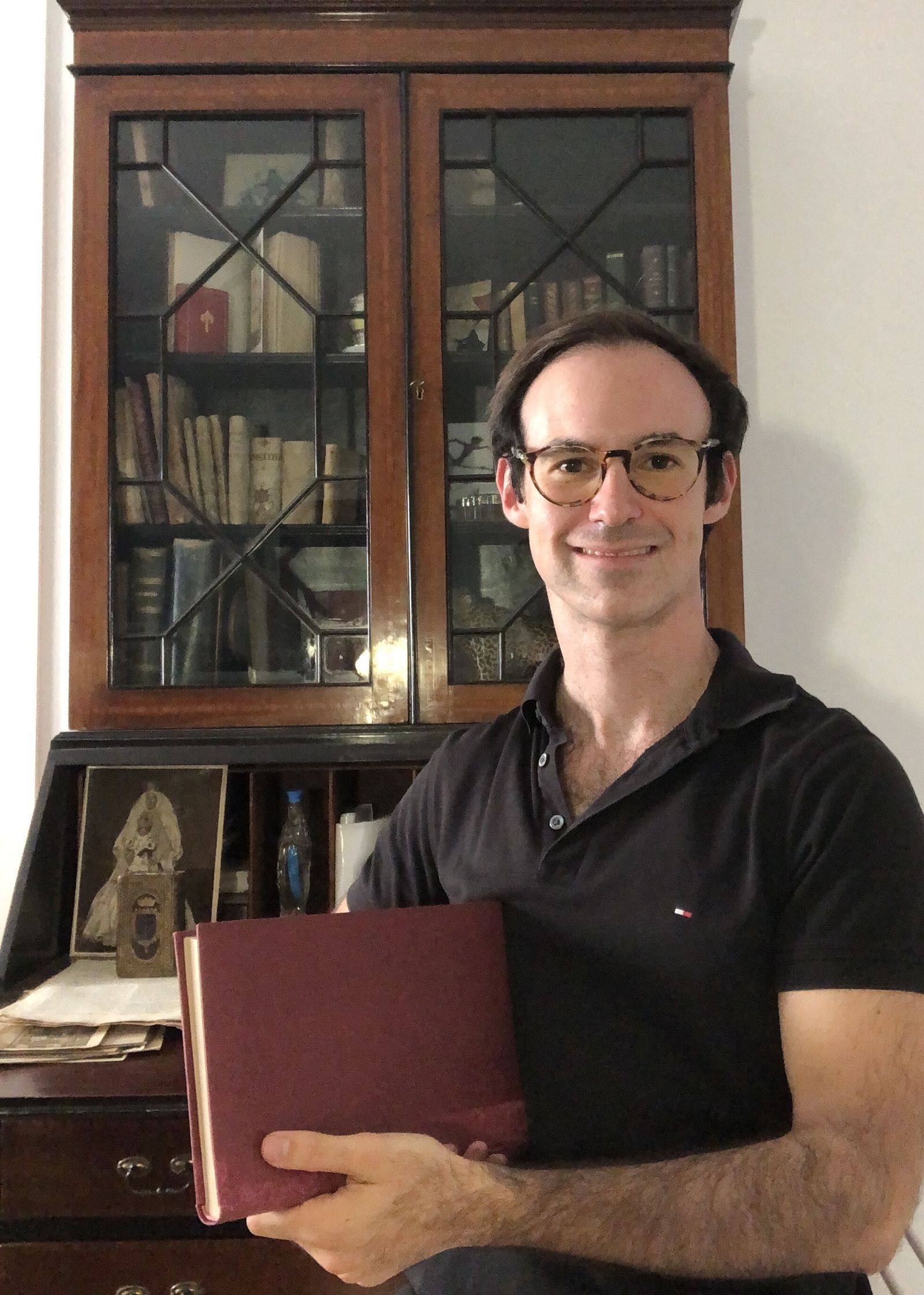 Carlos Boza con el ejemplar del libro.