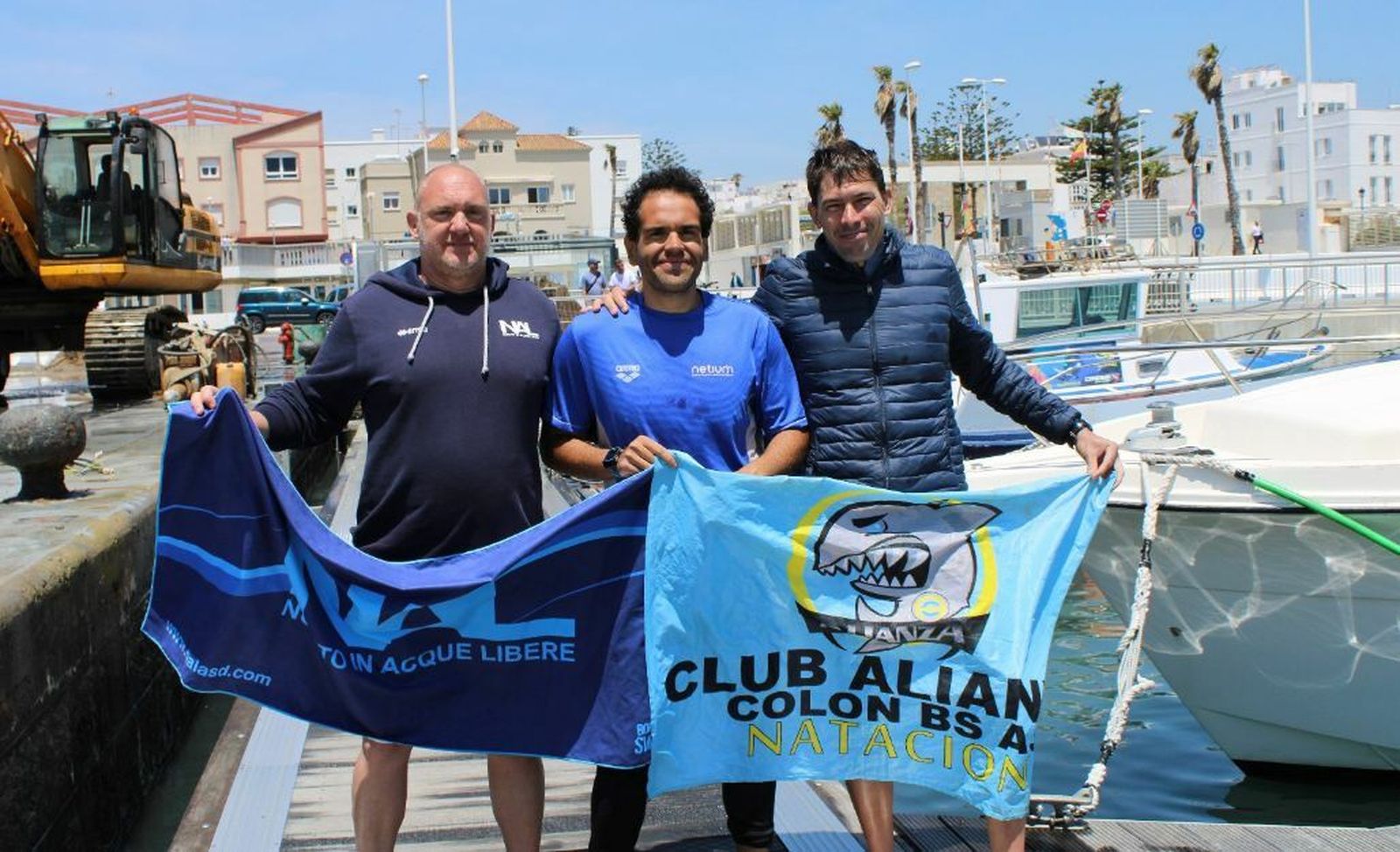 Los tres nadadores, en el puerto de Tarifa.