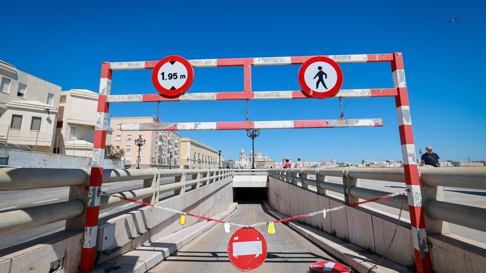 Las imágenes del apagón general en Cádiz: caos en el tráfico, supermercados llenos y tiendas obligadas a cerrar