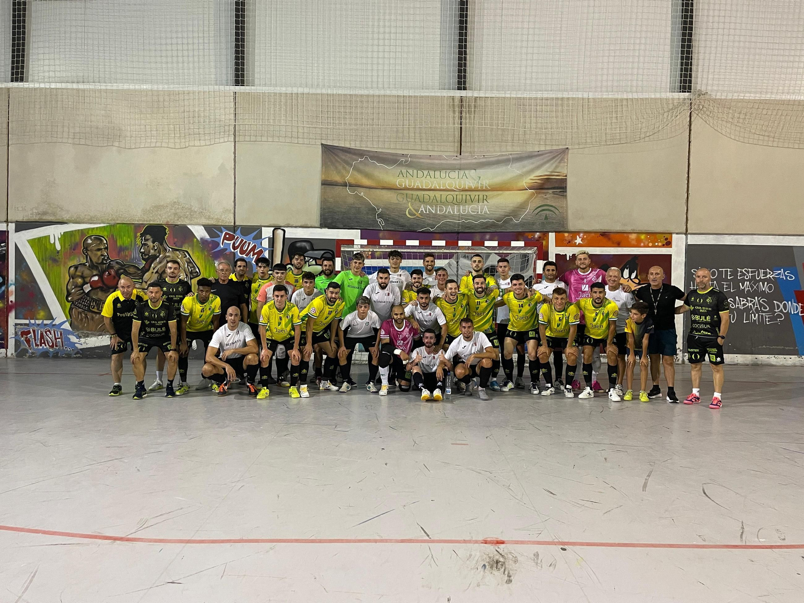Foto de familia entre los integrantes del Jaén FS y el Bedmar FS.