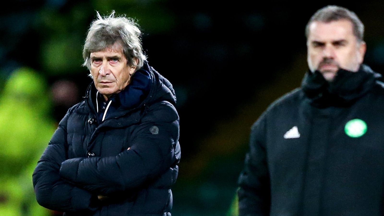 Pellegrini, con Postecoglou al fondo, durante el Celtic-Betis de la temporada 2021-22.