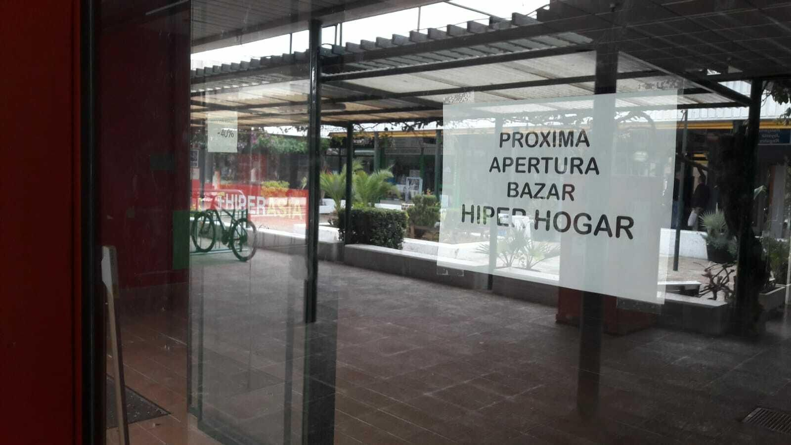 Cartel este miércoles en el escaparate del antiguo Hiper Asia, anunciando la nueva apertura.