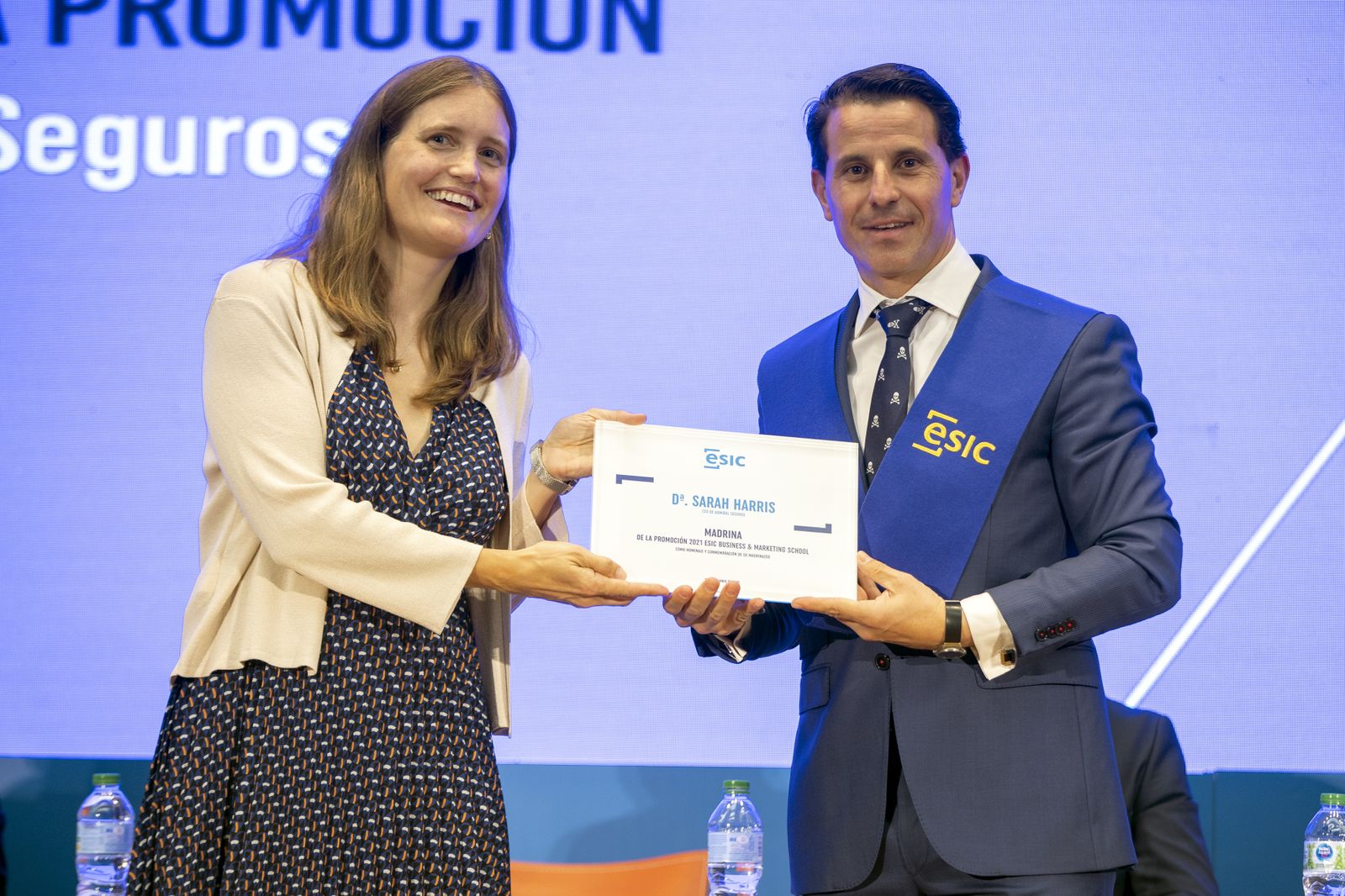 El representante de los alumnos, David Eduardo Cortés, con Sarah Harris como madrina de la promoción.