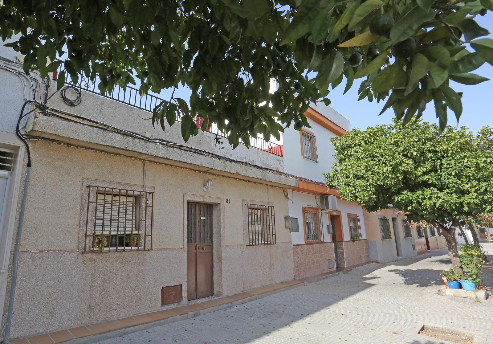 Imagen de la casa (en primer término) donde vivía la mujer fallecida, en compañía de su madre, en el Camino de Albadalejo.