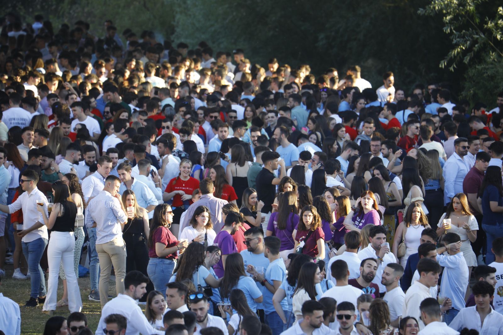 Centenares de jóvenes en el botellón del miércoles de feria.