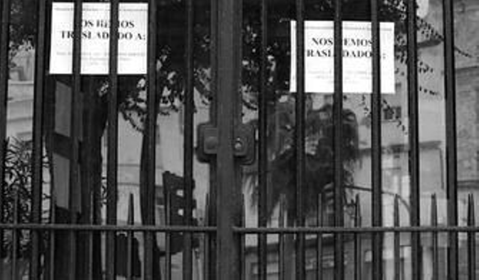 Unos carteles anuncian el traslado temporal de las dependencias del INSS.