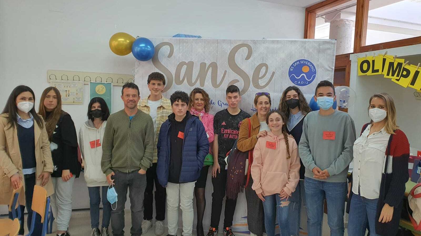 Algunos de los participantes junto a profesores.
