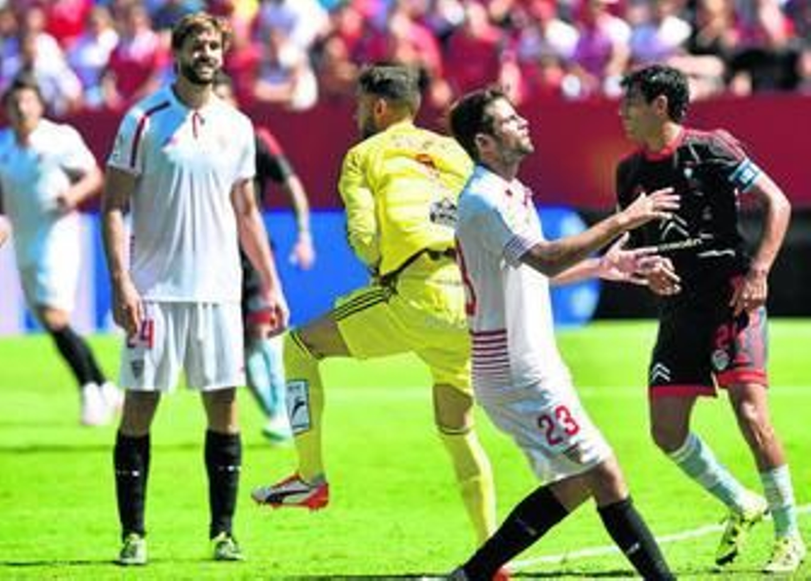Sergio Álvarez bloca el balón para desesperación de Llorente y Coke.