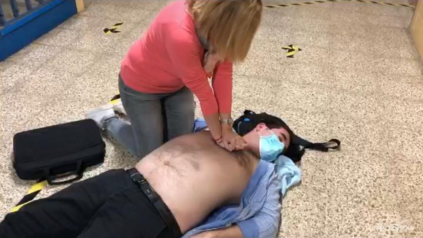 Las compresiones se hacen con la boca del paciente hacia el lado contrario del reanimador.