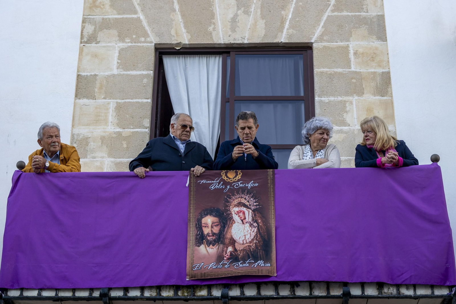 Imágenes de la salida de Santo Entierro en la Semana Santa de El Puerto 2025
