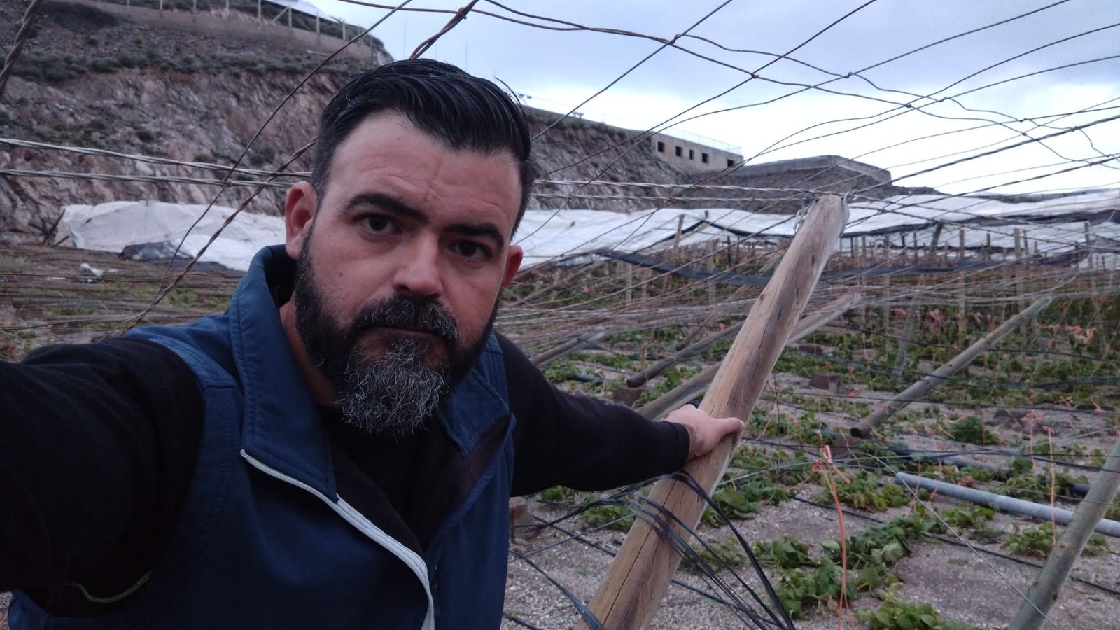 Alfonso Rodríguez, con el invernadero de su propiedad detrás, en Adra