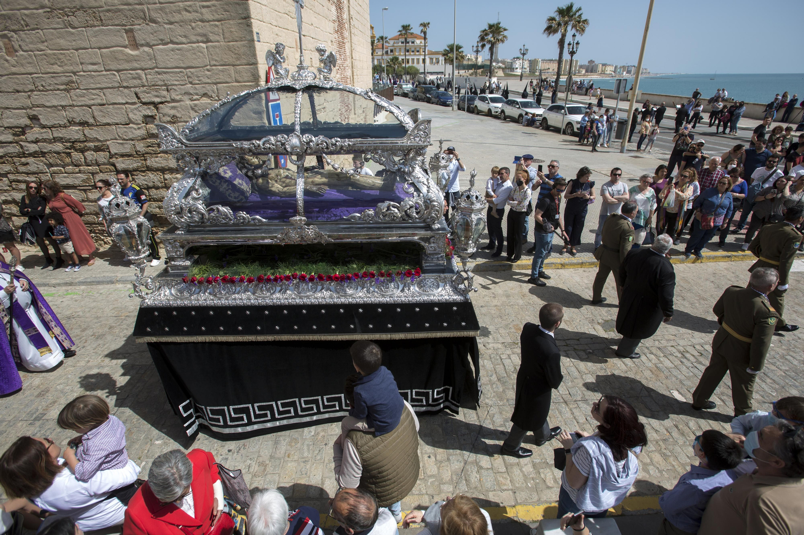 Las imágenes de la cofradía del Santo entierro en la Semana Santa de Cádiz 2022