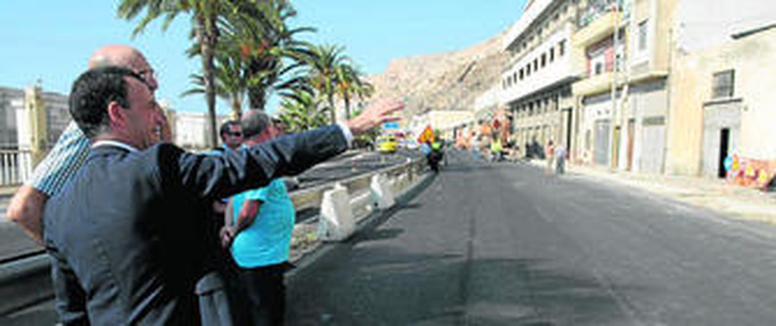 El concejal de Urbanismo junto al personal técnico de la Gerencia durante el derribo de las primeras naves el pasado mes de septiembre.