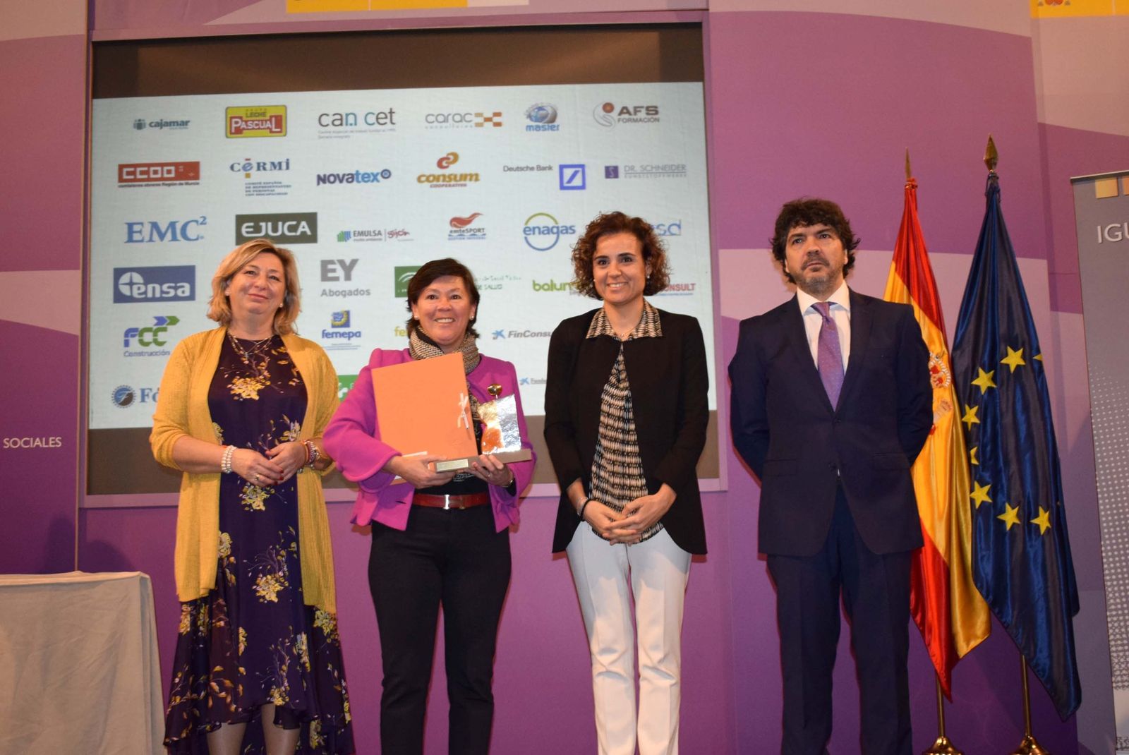 La directora del Instituto de la Mujer y para la Igualdad de Oportunidades, Lucía del Carmen Cerón; la vicepresidenta de BCC-Grupo Cajamar, Marta de Castro; la ministra de Sanidad, Dolors Montserrat, y el secretario de Estado de Servicios Sociales e Igualdad, Mario Garcés.