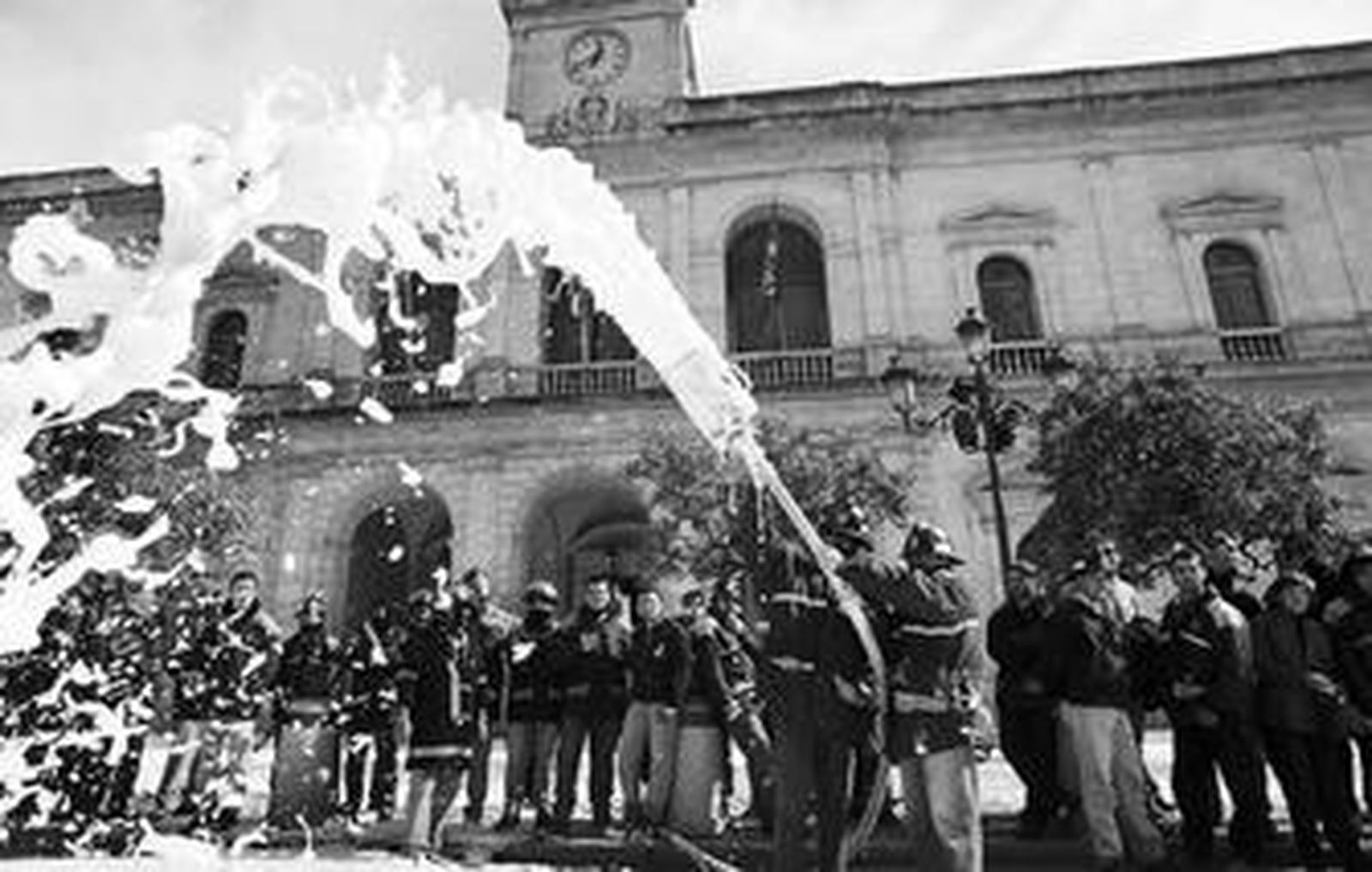 Protesta de los bomberos ante el Ayuntamiento de Sevilla, en una foto de archivo.