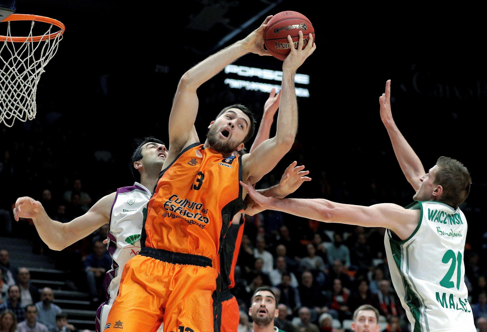 Shermadini Waczynski pelean por un rebote con Tobey.