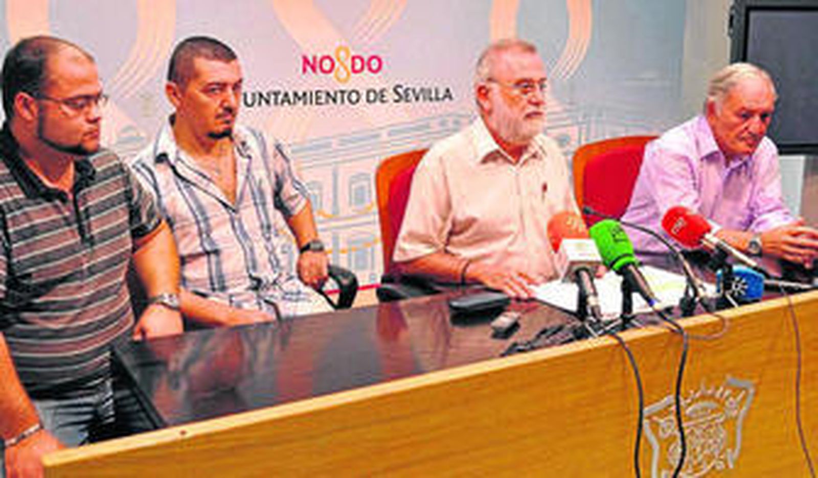 Antonio Rodrigo Torrijos, ayer, junto a representantes de algunas intercomunidades afectadas.