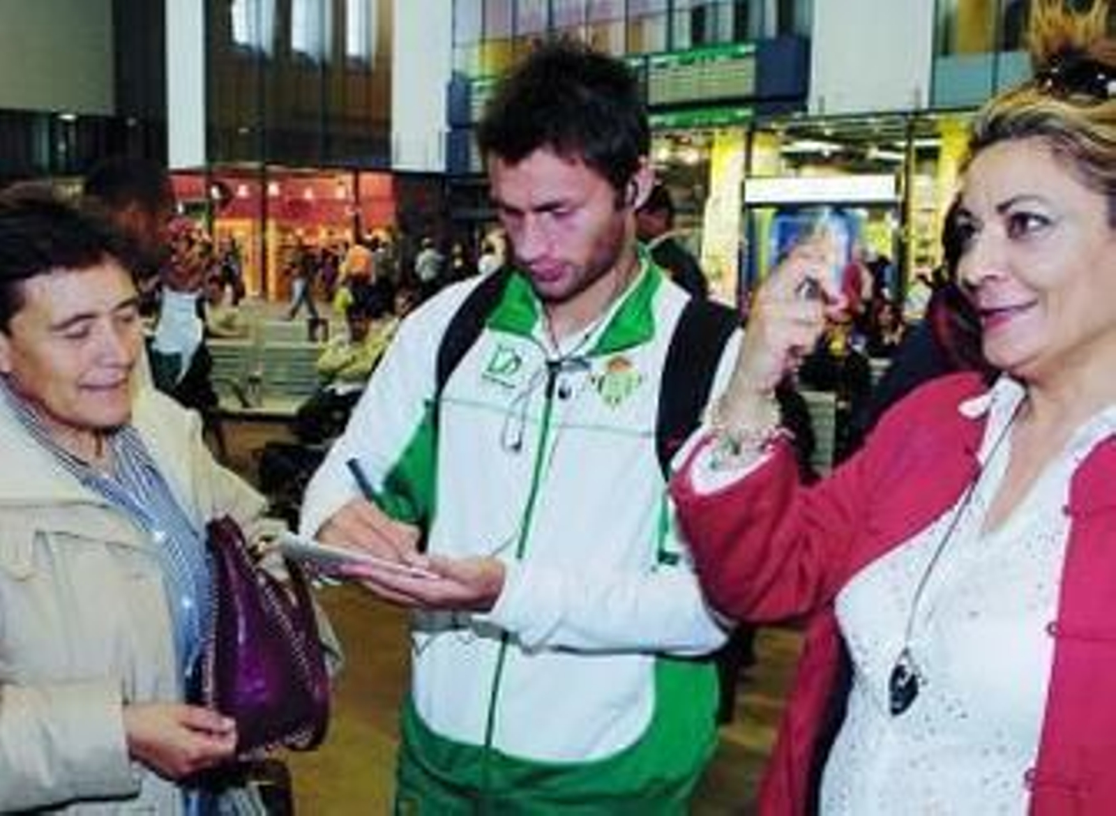 Sobis firma autógrafos antes de un desplazamiento del Betis.