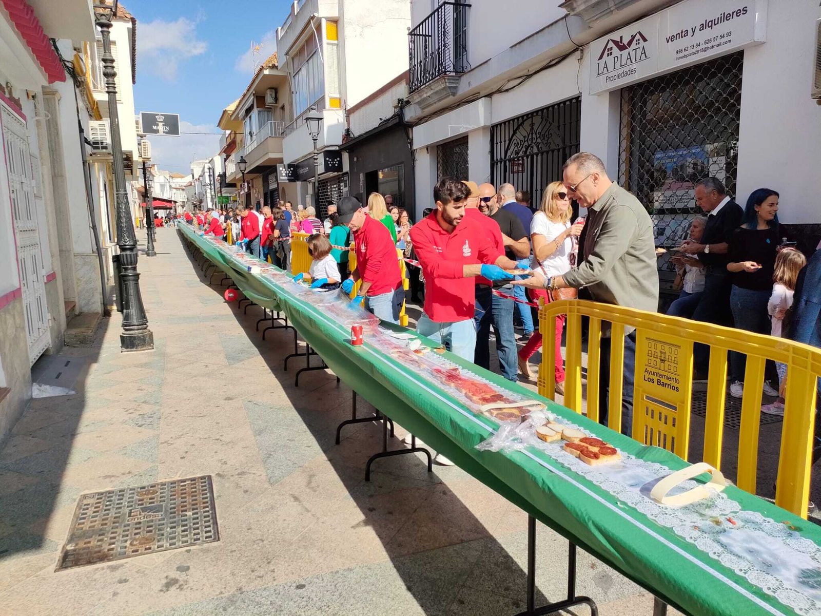 Fotos de la tosta ibérica de más de 150 metros preparada en Los Barrios