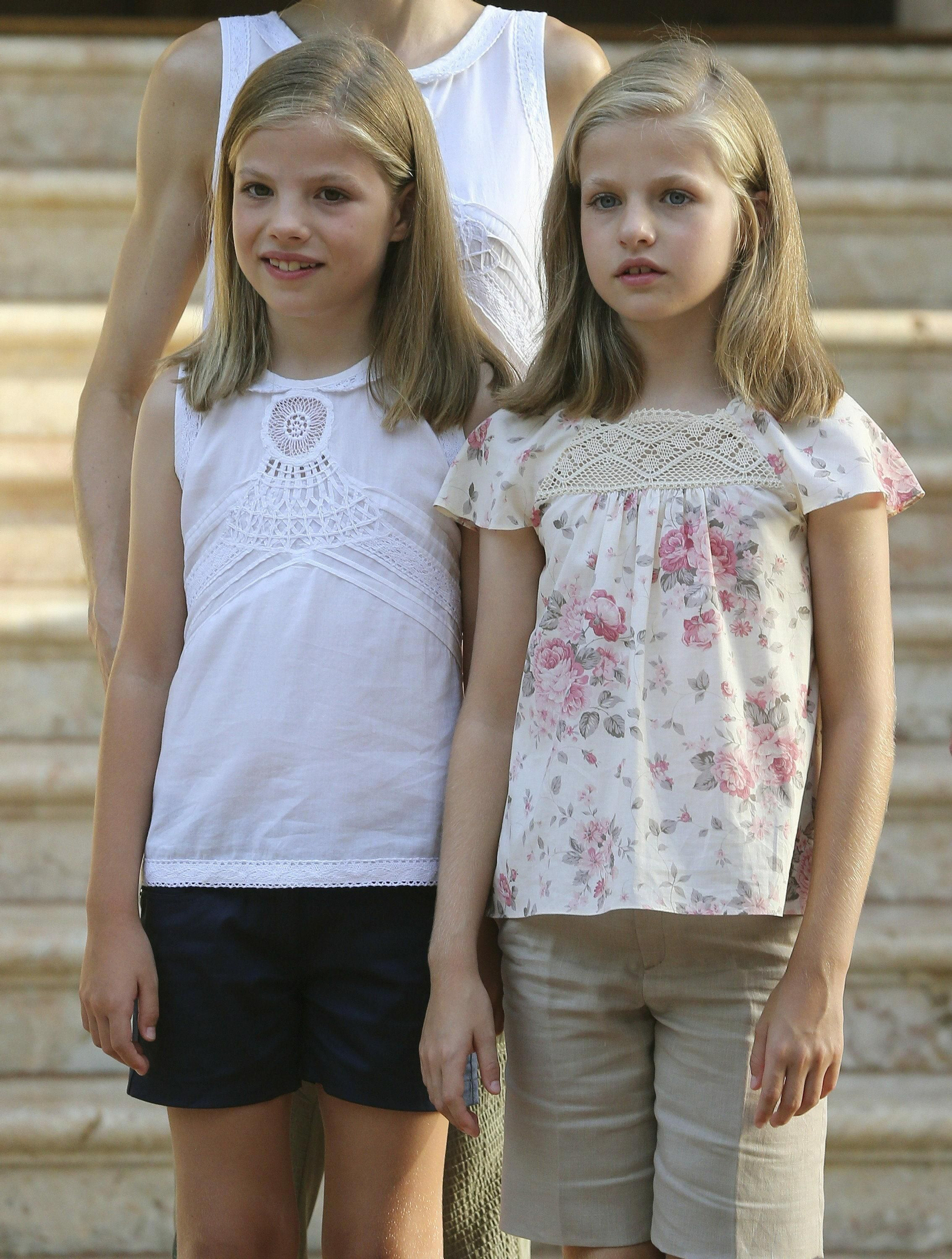 La infanta Sofía y la princesa Leonor durante el posado en Marivent en 2015.