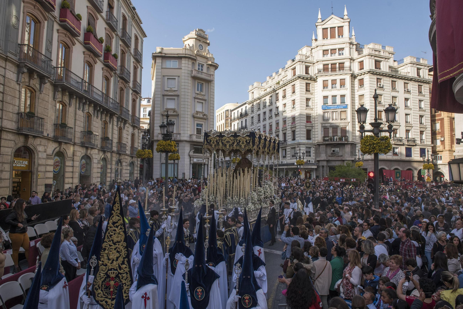 Miles de granadinos y turistas acuden anualmente a la Semana Santa de Granada