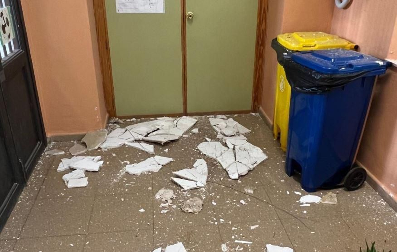 Desprendimiento del techo del colegio.