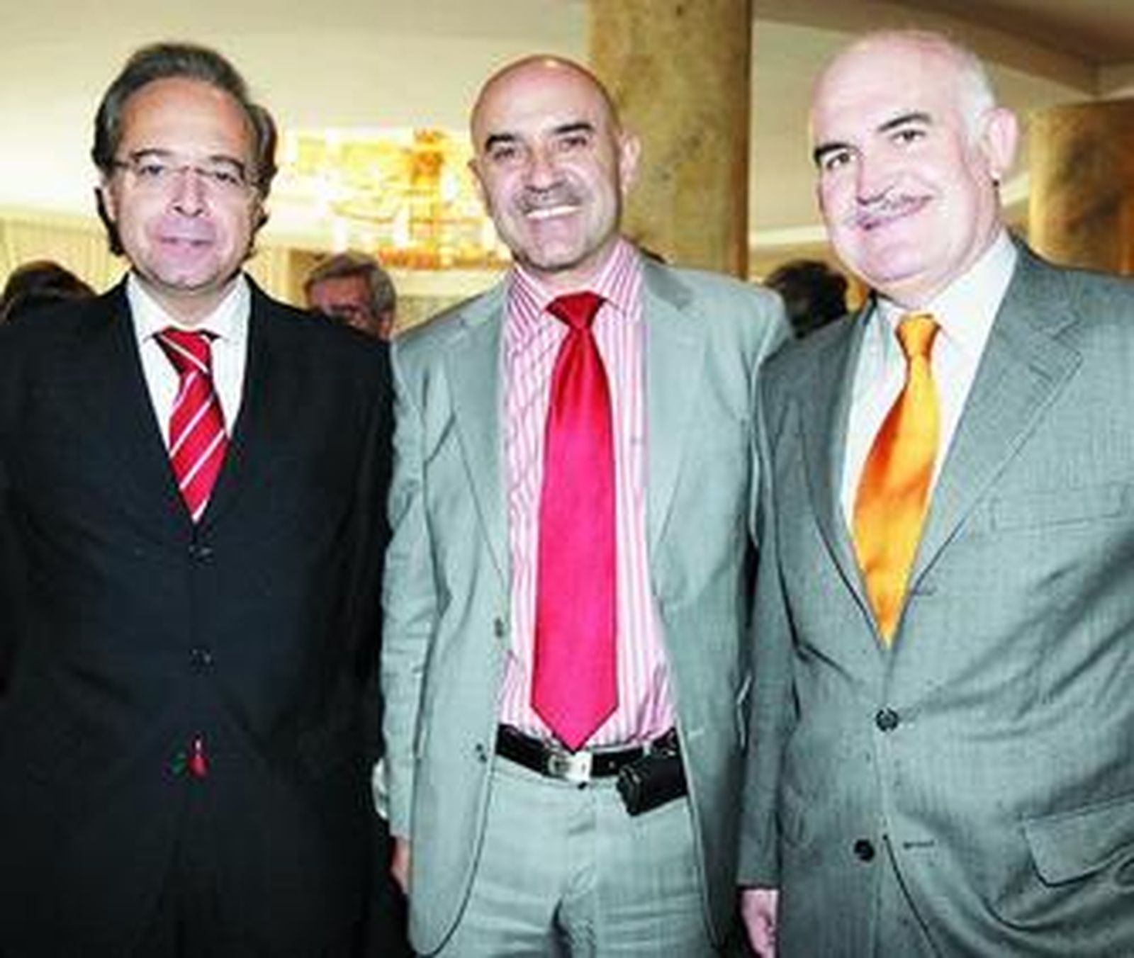 Francisco Moreno, director Territorial de Unicaja, Antonio Lao, director de Almería Actualidad; y Juan Pedro del Águila, responsable de la Obra Social de Unicaja.