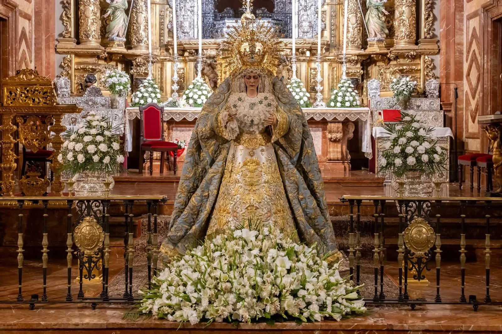 La Esperanza Macarena en el presbiterio para la veneración de los fieles y devotos.