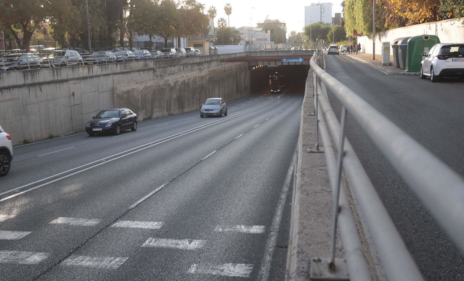 Varios coches circulan por el mismo sentido en el túnel de Cardenal Bueno Monreal.