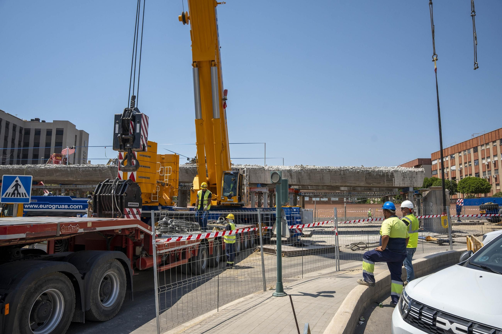 Las imágenes del desmantelamiento en el Puente de la Avenida Mediterráneo en Almería