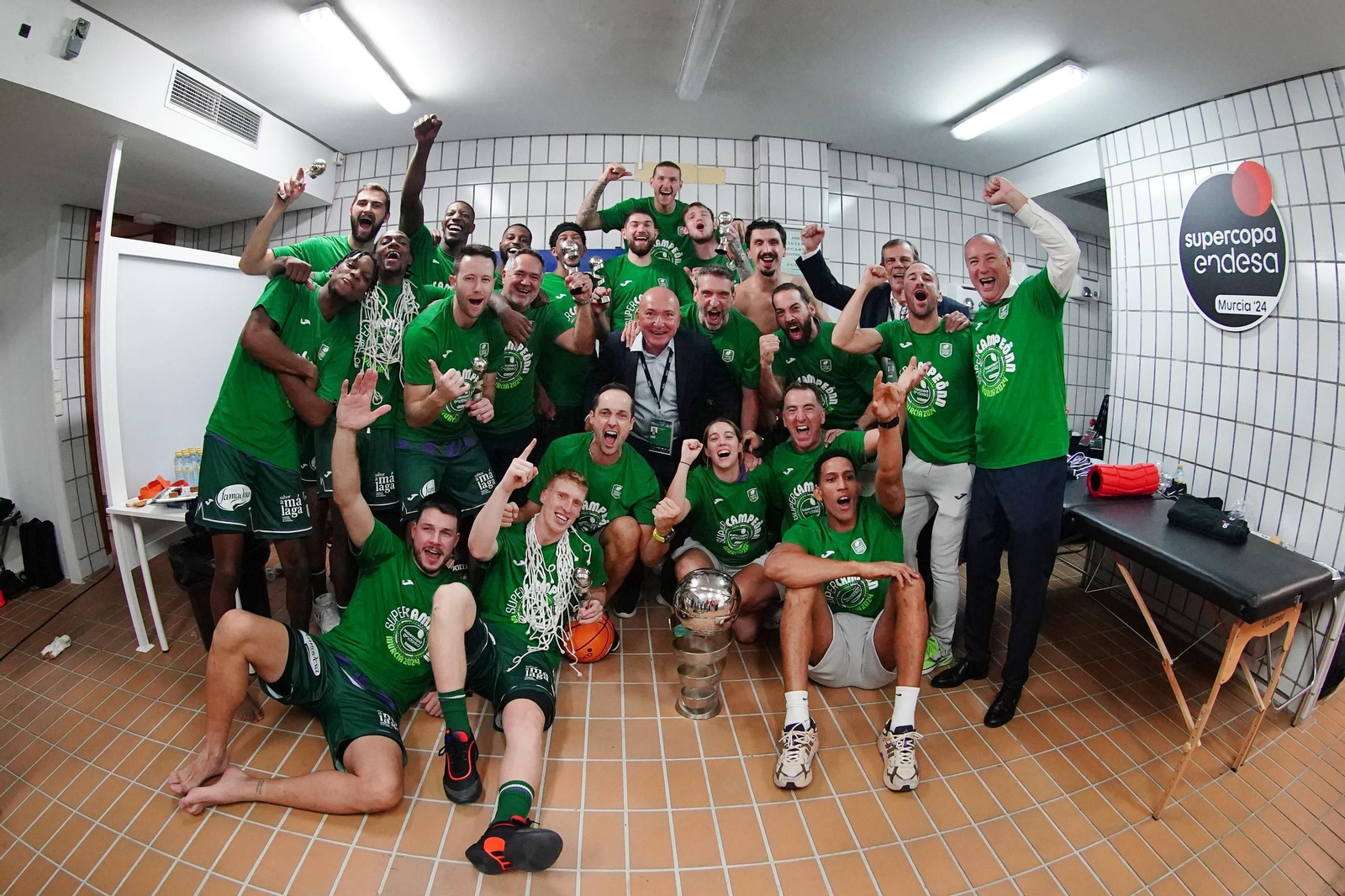 El Unicaja celebra en el vestuario.