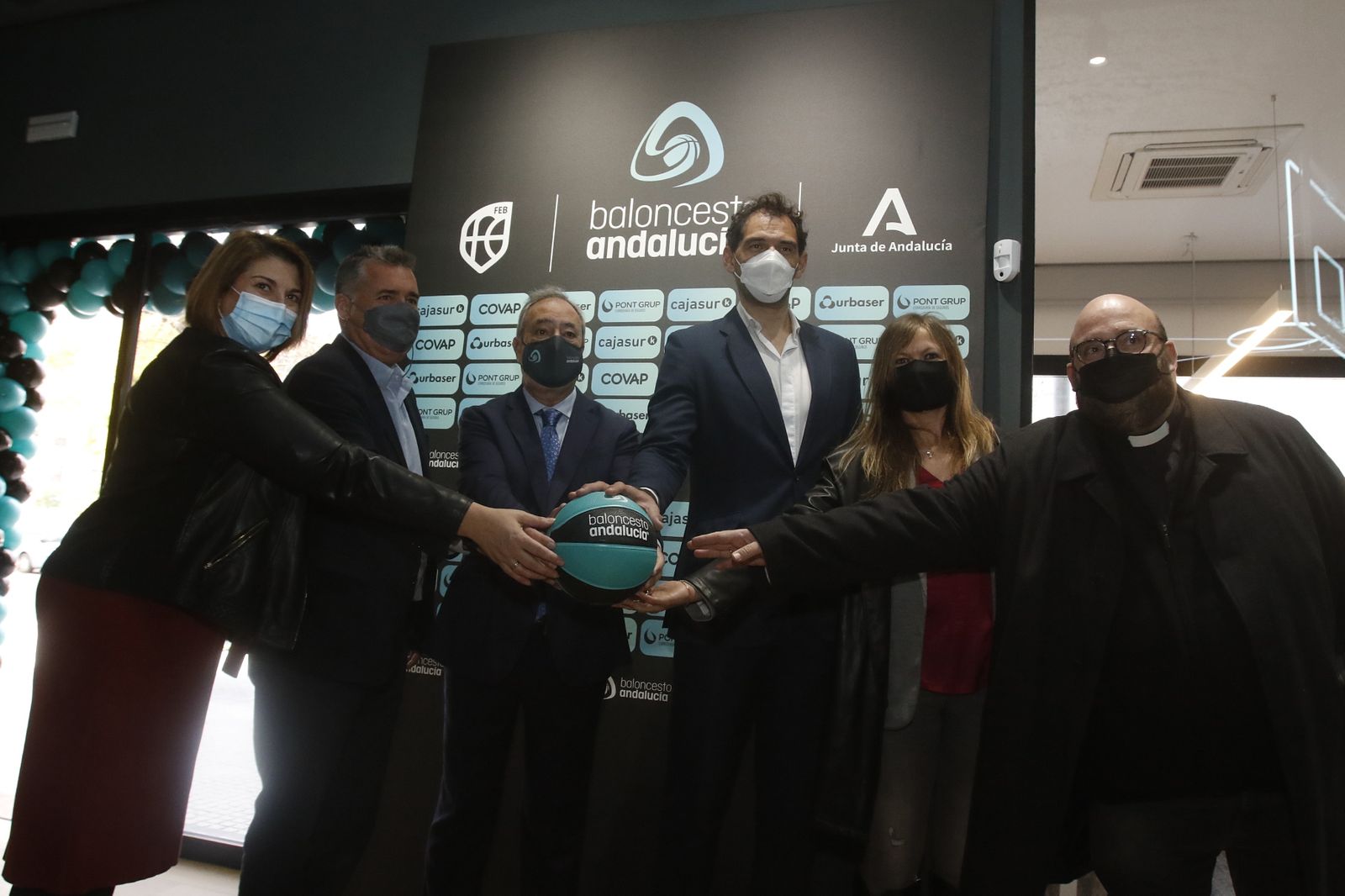 Acto de la reinauguración de la sede de la Federación Andaluza de Baloncesto en Córdoba.