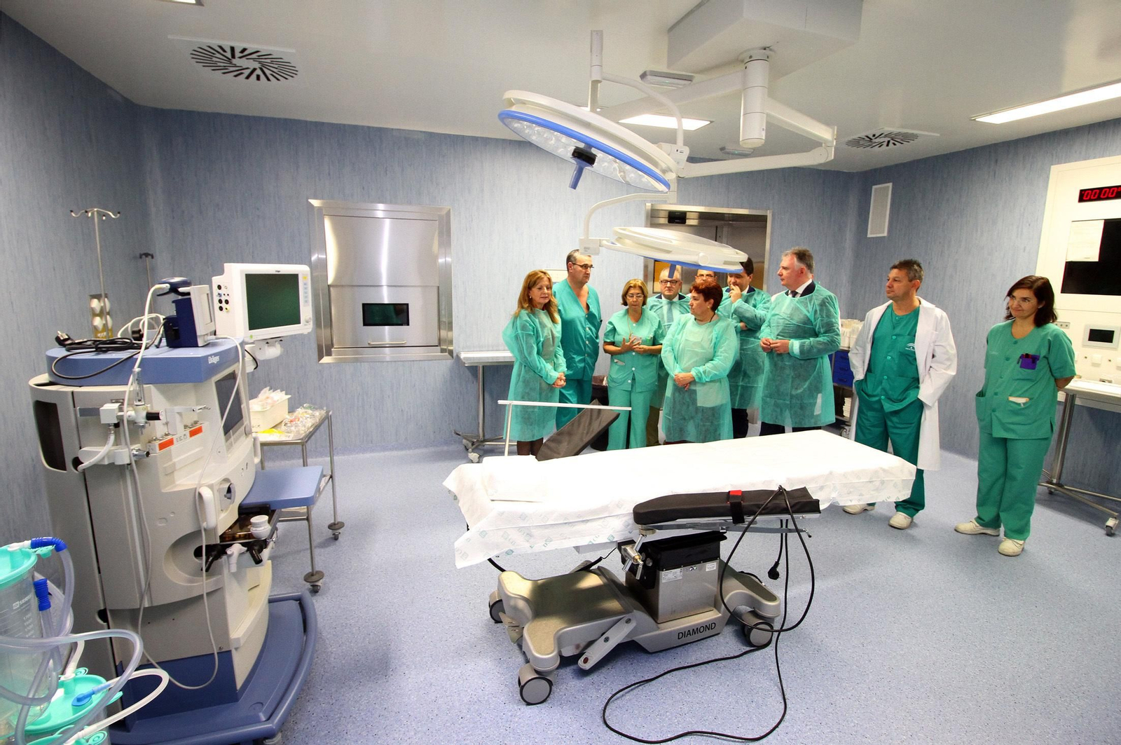 Imágenes de la visita de la consejera de Salud, Marina Alvarez, a los dos nuevos quirófanos que estrenará el Hospital Infanta Elena.