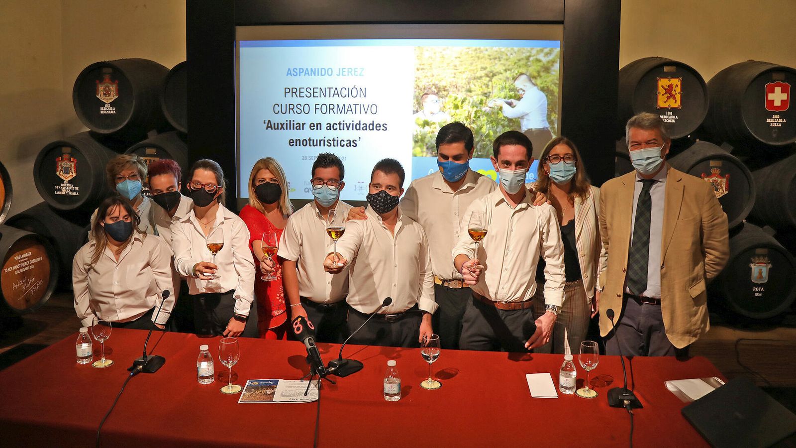 Mamen Sánchez, Carmen Collado, Esperanza Gómez y César Saldaña, con los siete alumnos de Aspanido.