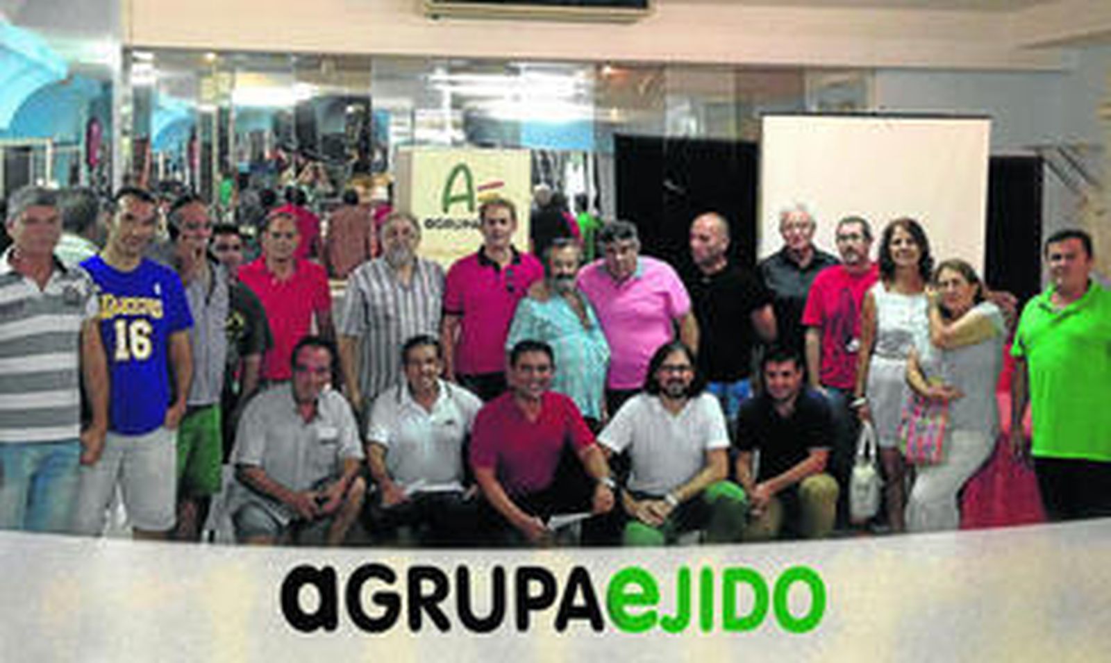 Instalaciones y equipo del primer centro de la comercializadora almeriense en la costa granadina.