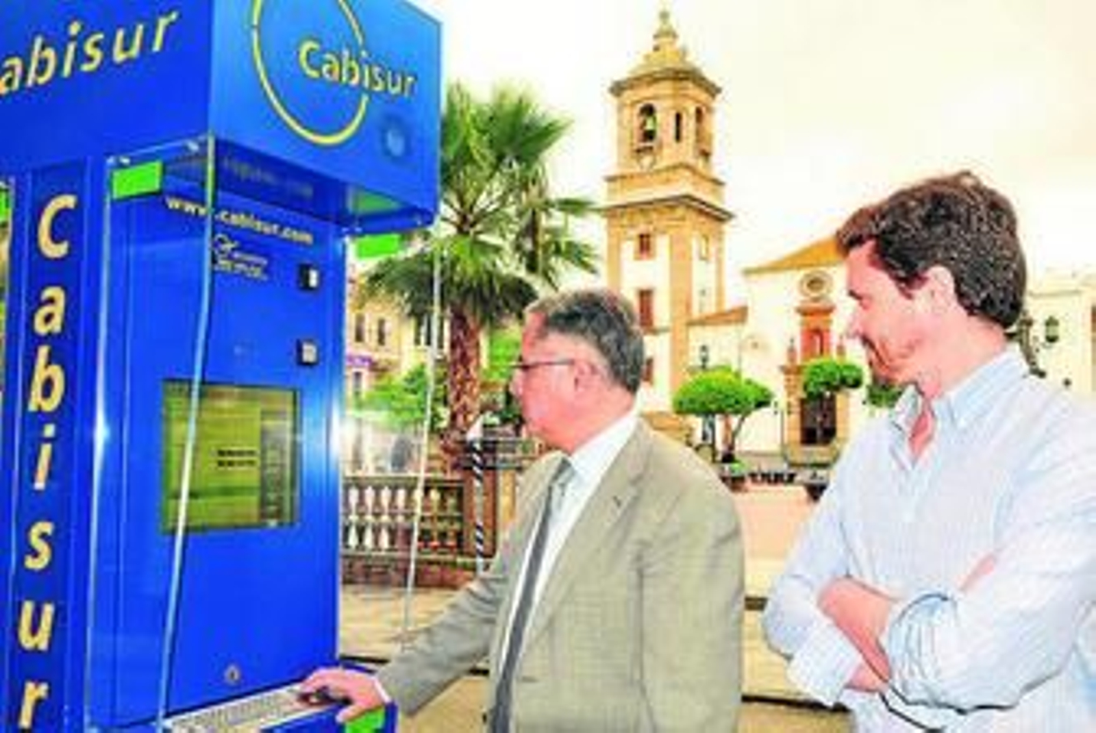 Jacinto Muñoz junto a Miguel Ángel Ruiz ayer usando una cabina.