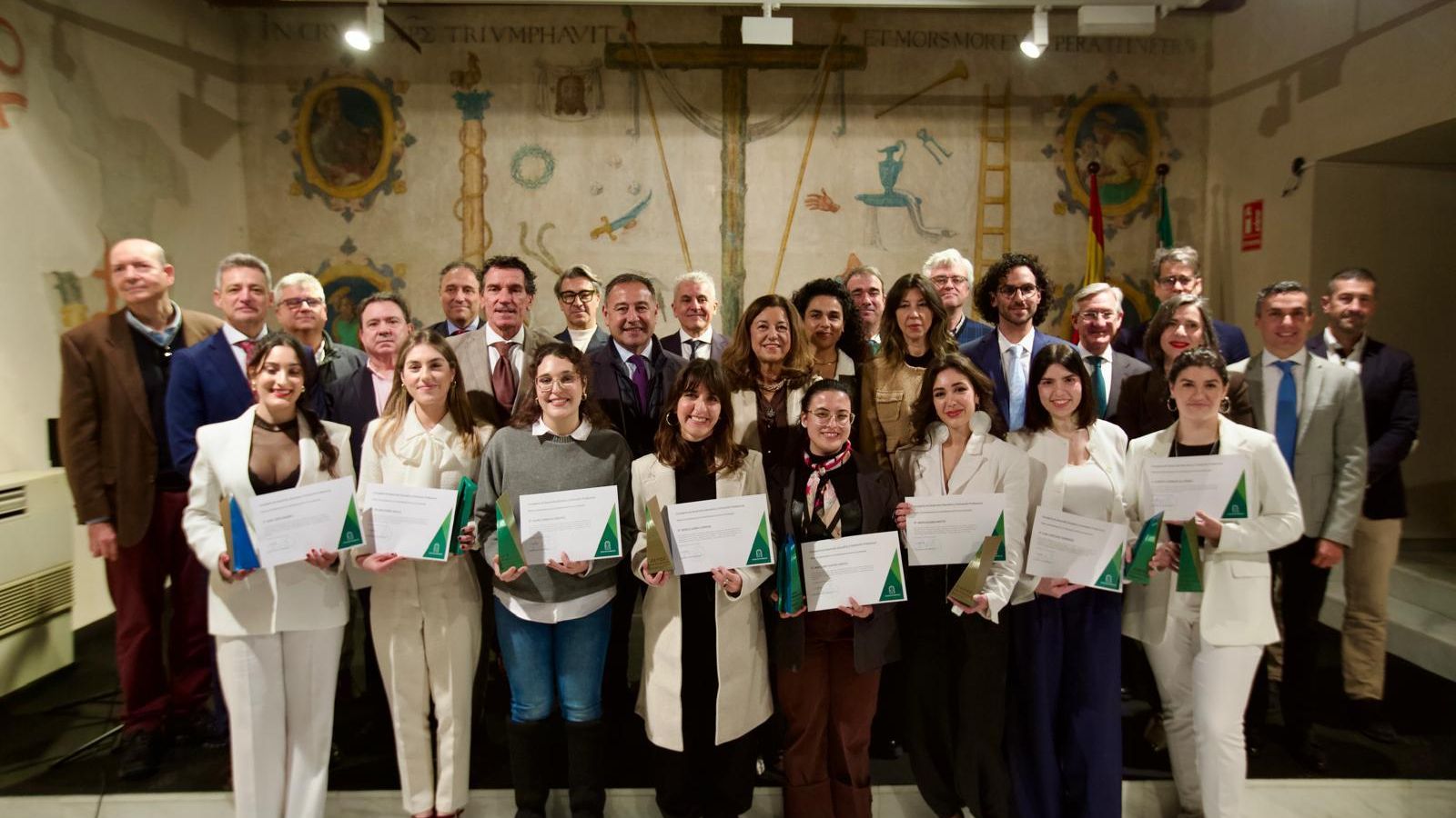 Foto familia de todos los premiados y las autoridades. Foto familia de todos los premiados y las autoridades.
