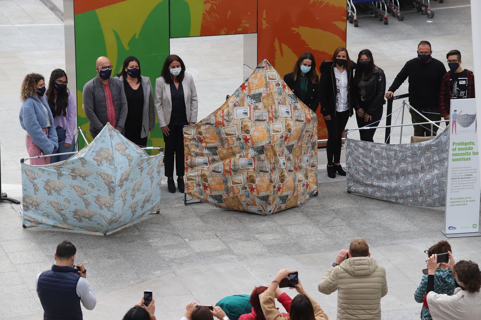 Presentación de tres mascarillas gigantes en el Holea.