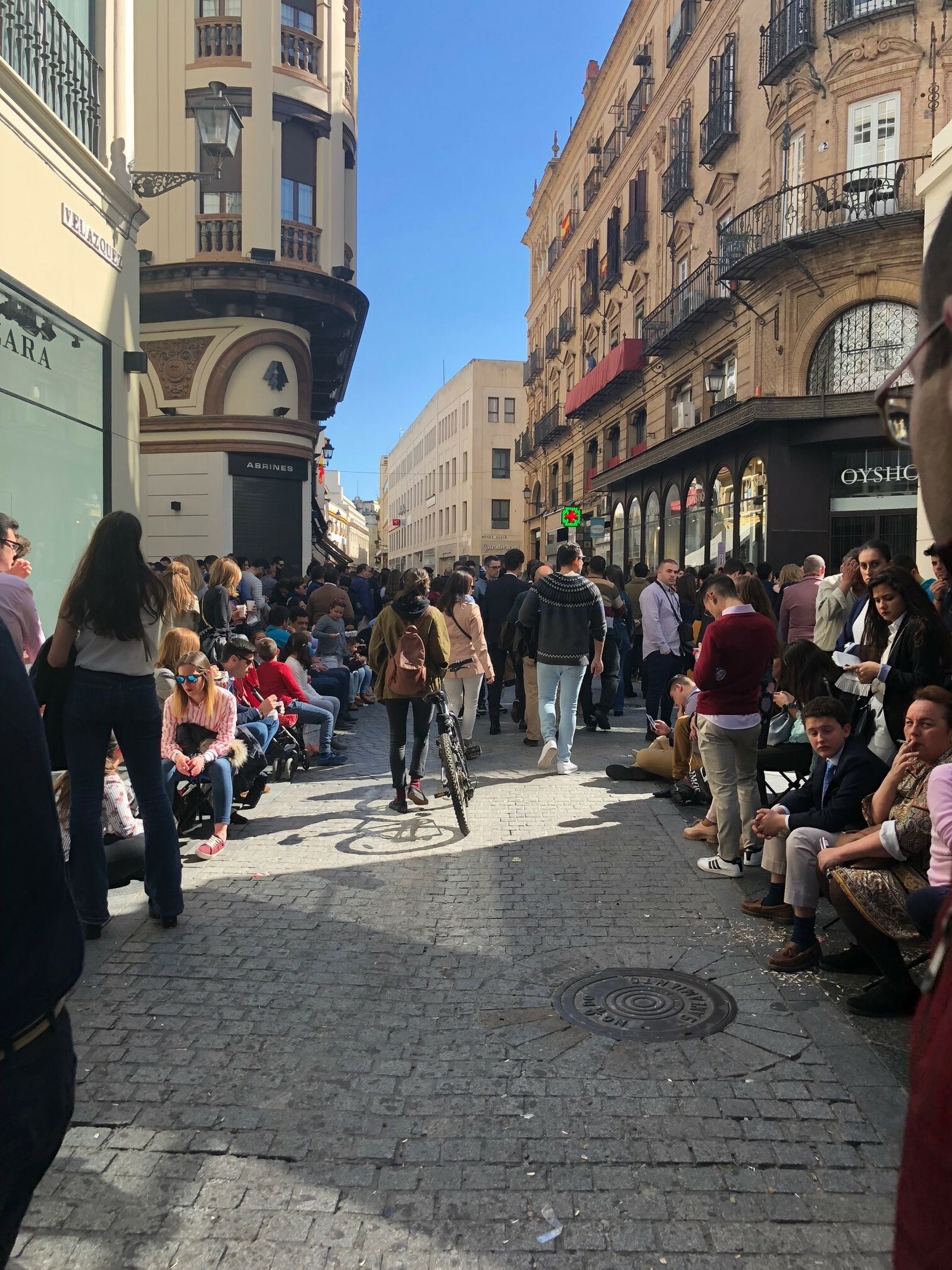 La calle Tetuán copada por sillitas el pasado Lunes Santo.