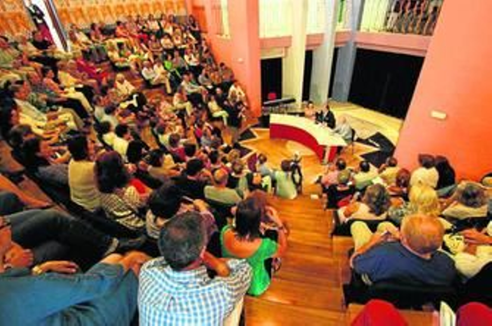 Imagen de Emy Luna junto al alcalde de Algeciras, José Ignacio Landaluce, en la presentación.