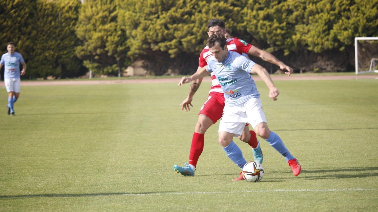 Óscar Gaecía también dio mucha 'guerra' a la zaga rojiblanca.