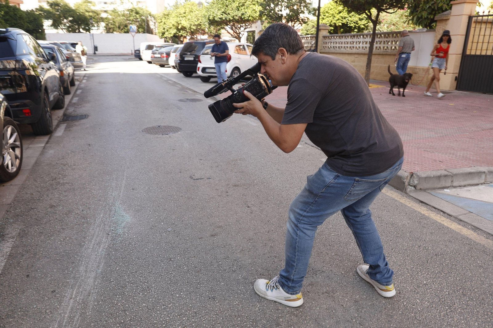 Un cámara toma imágenes en el lugar en el que murió apuñalado un conductor de VTC en Fuengirola