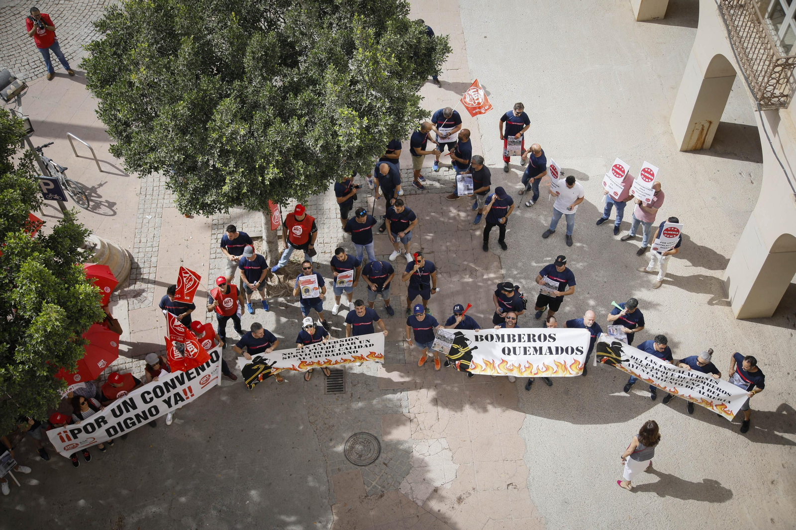 Manifestación de los bomberos quemados de Almería, en imágenes