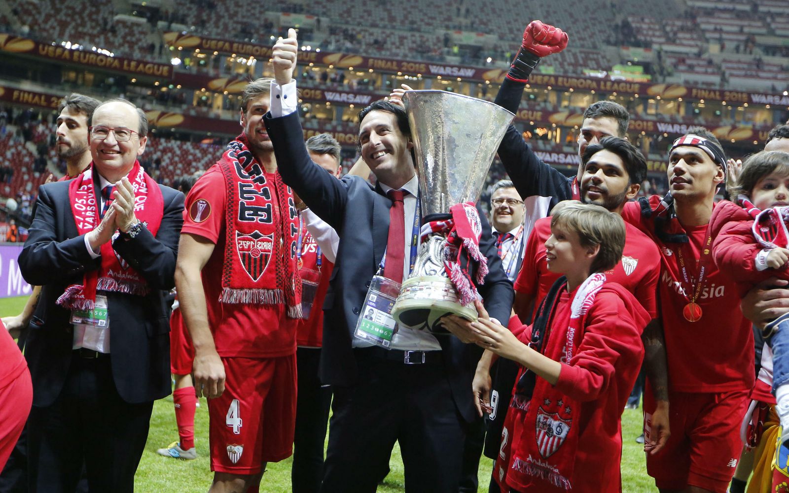 Unai Emery, con el trofeo, entre Castro, Krychowiak, su hijo, Tremoulinas, Sergio Rico y Kolodziejczak.