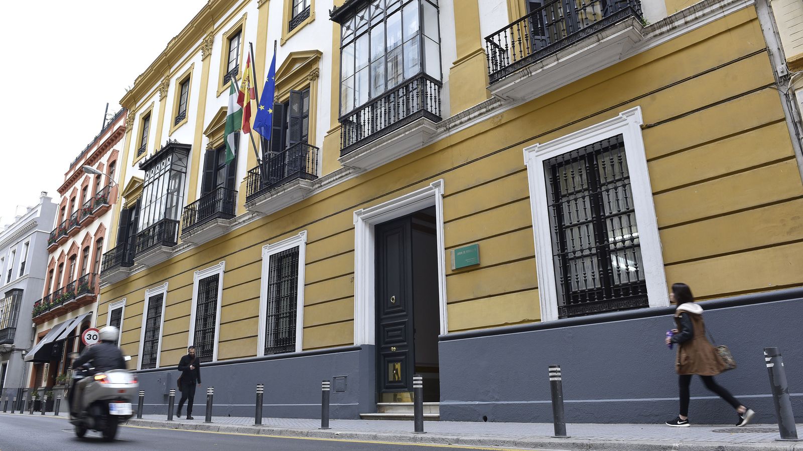 Una motocicleta circula por la calle Trajano.