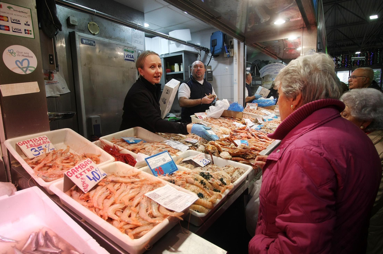La gamba de Huelva, reina del mercado en los días previos a la Navidad