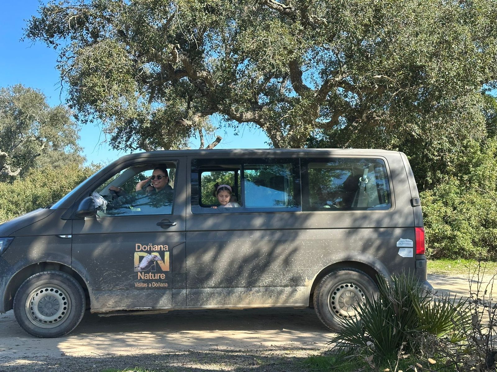 La peña Sevillistas en Xerez regala ilusión en El Rocío a niños del Hospital de Jerez